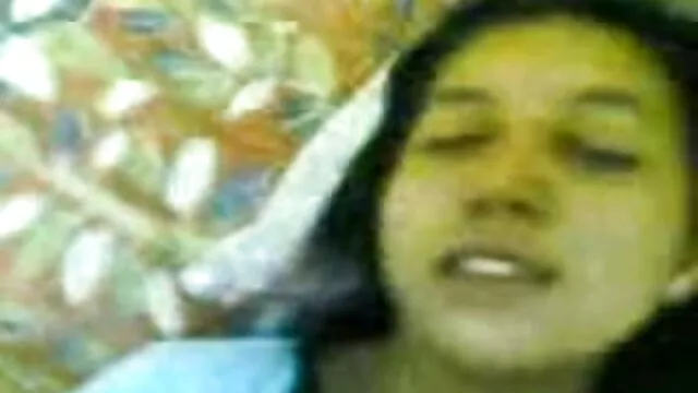 Plug anal coños cerraditos Ruby y electroestimulación uretral