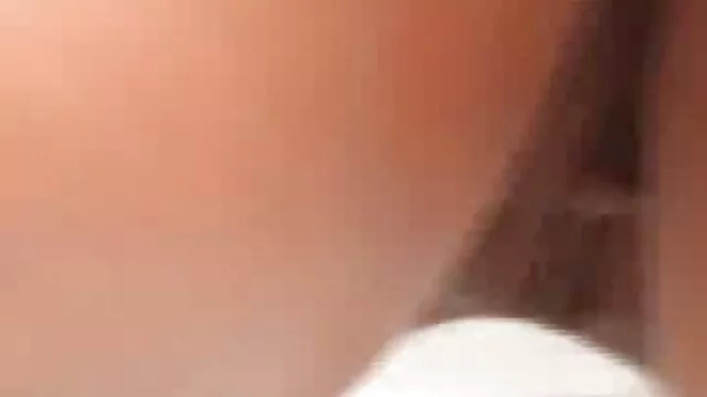 Nena tetona masturbándose una polla gorda de rodillas videos de lesbianas chupando coño