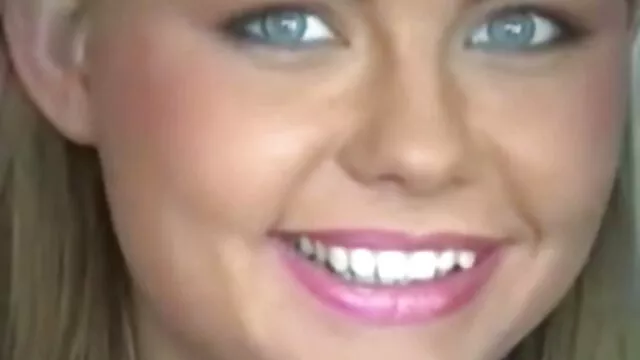 Lesbiana le enseña jovencitas de coños peludos a follar