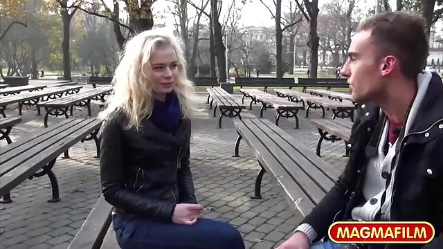 Rubia de grandes tetas el coño más grande al aire libre. Provocador en un día lluvioso