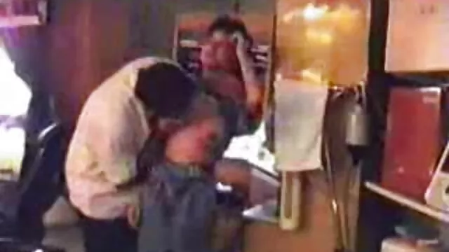 Su tío la visitó en su habitación mujeres mostrando chocho y se sorprendió. Ella estaba