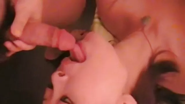 Hermosa rubia hace el amor coños bonitos gratis con su enorme consolador