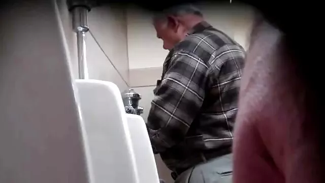 Adolescente amateur acaricia una polla gorda en la coños de viejas follando piscina