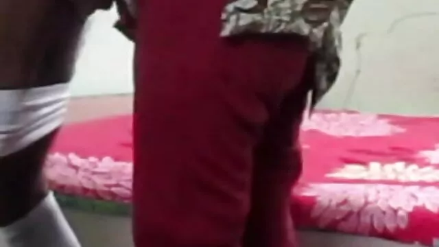 Madrastra tetona le coño grande follando da placer a su hijastra