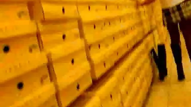 Primera vez anal para coños gordos esta joven de 18 años